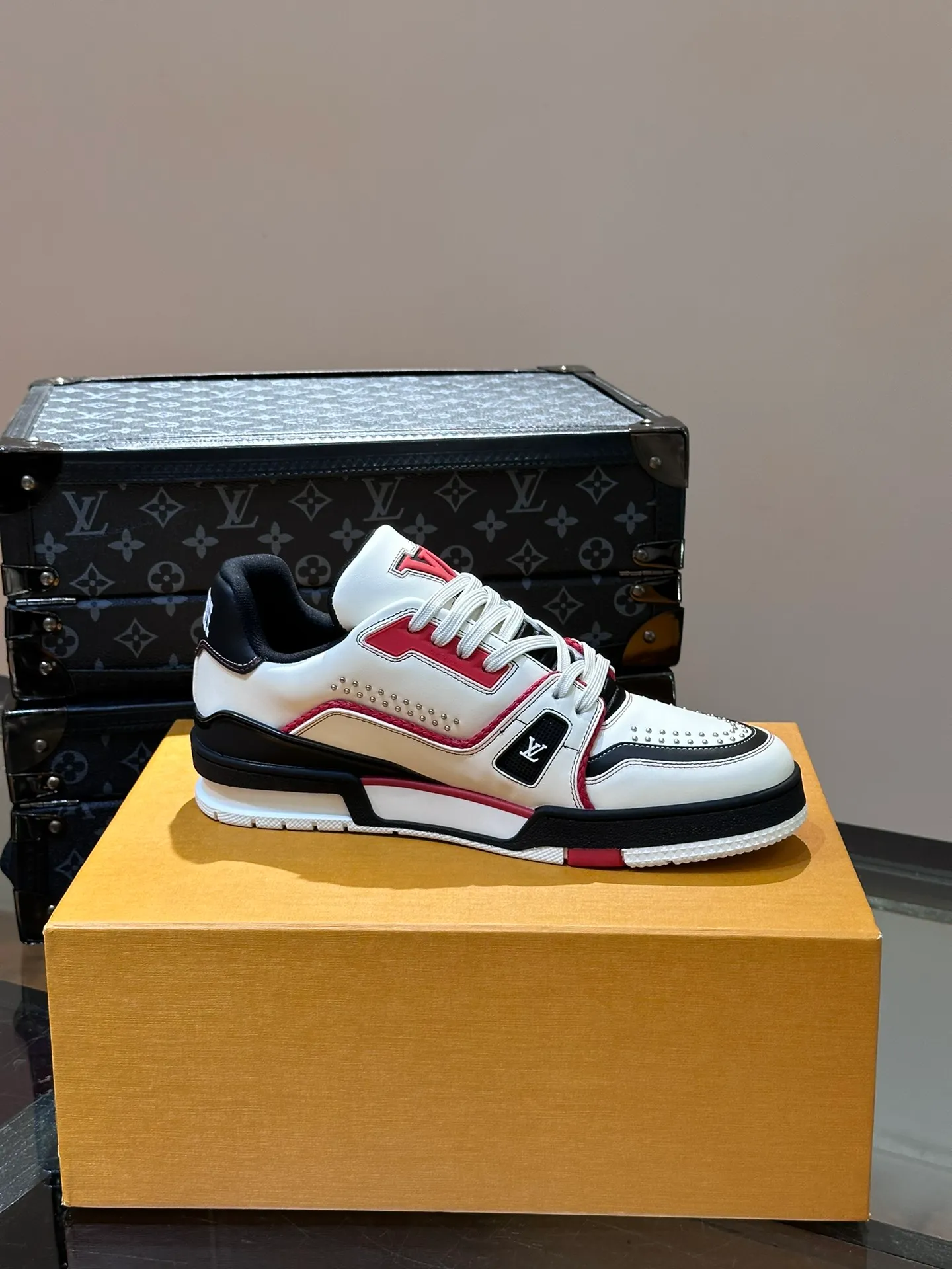 LV P840 men's sneakers, new colors, this LV Trainer sneaker is made of grained calf leather in colorful tones, with rivet decoration on the upper and handwritten Louis Vuitton logo on the side, which contrasts with the western-style Vuitton logo on the rear. The original construction was designed by Virgil Abloh and is inspired by vintage basketball shoes. Continuing the complex upper, the rubber-injected rubber outsole continues the iconic elements, with LV letters on the tongue and sides, Vuitton logo on the rear, Monogram flowers on the outsole, handwritten Louis Vuitton logo on the side, and standard insoles to continue the comfort experience. Comes with original box and complete packaging. Size: 38-45.